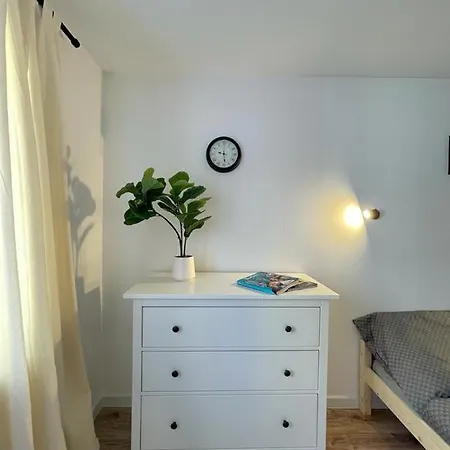 Niron Ludowa 아파트 피와